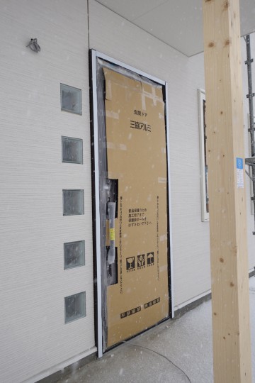 入口のドアが付きました!!